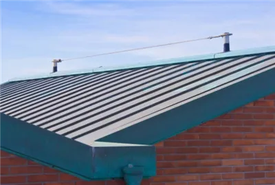 スタンディングシームの屋根シートは、長期にわたる天候抵抗をどのように提供しますか？