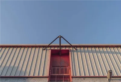 立っている縫い目の金属屋根システムの耐久性を探る